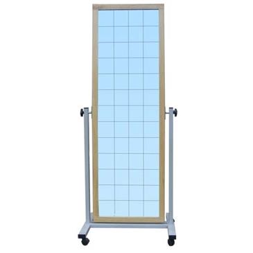 ESPEJO MÓVIL CON LUNA CUADRICULADA.