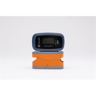 Pulsioximetro de dedo en color blueberry con pantalla LCD