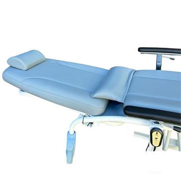 Sillón hospitalario eléctrico con reposapiernas y reposapies