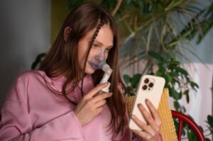 Cómo utilizar un nebulizador portátil en casa