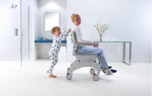 Mujer en silla de baños con ruedas