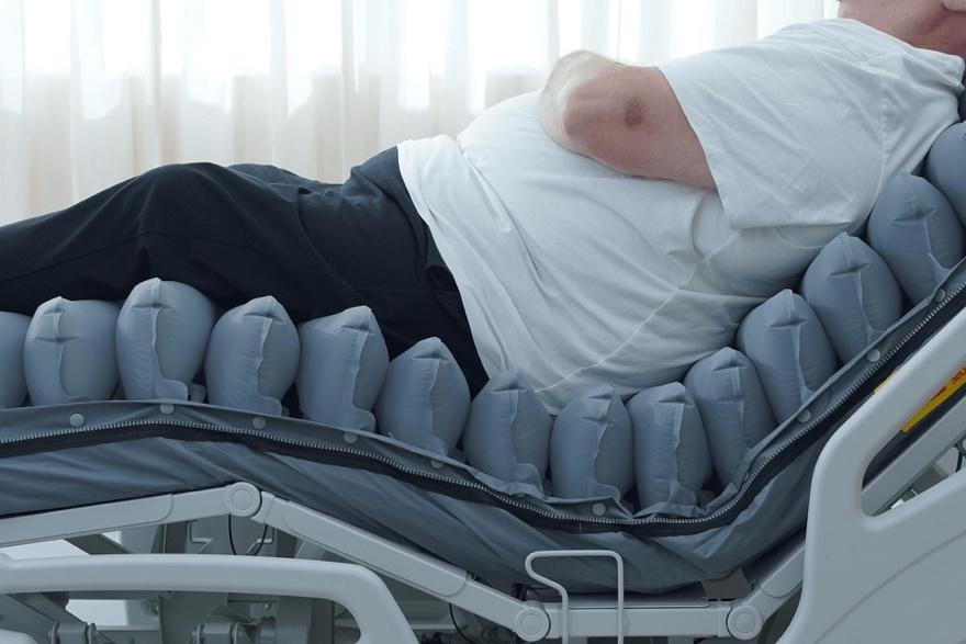 Paciente en un colchón antiescara