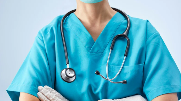 Profesional de la salud con un estetoscopio